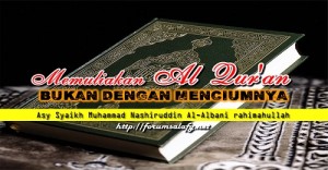 Memuliakan Al Qur'an Bukan Dengan Menciumnya